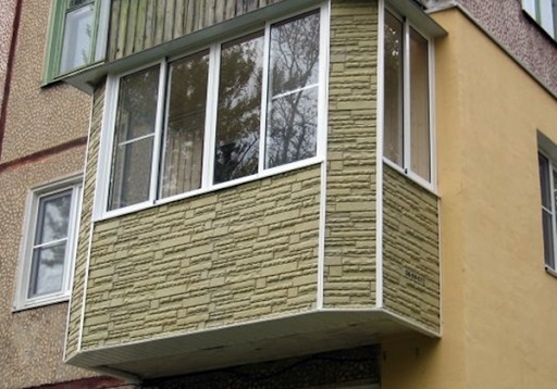 Балкон, обшитый фасадными панелями под камень