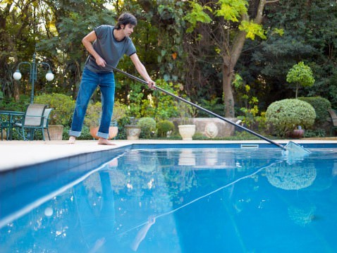 Очистка бассейна на даче является одним из обязательных мероприятий по уходу