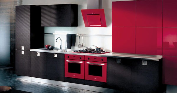 Красная вытяжка на черно-красной кухне