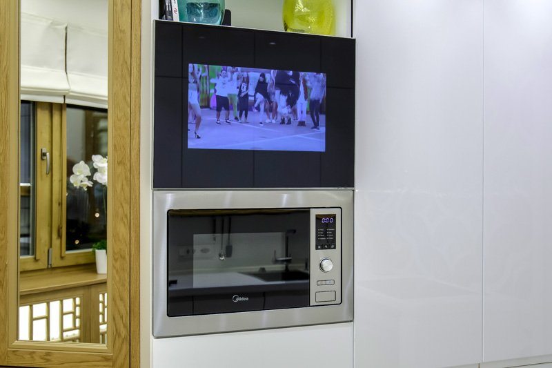 микроволнолновка на кухне с телевизором