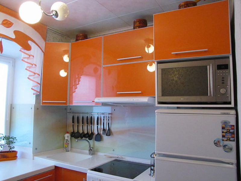 микроволновка на кухне на холодильнике
