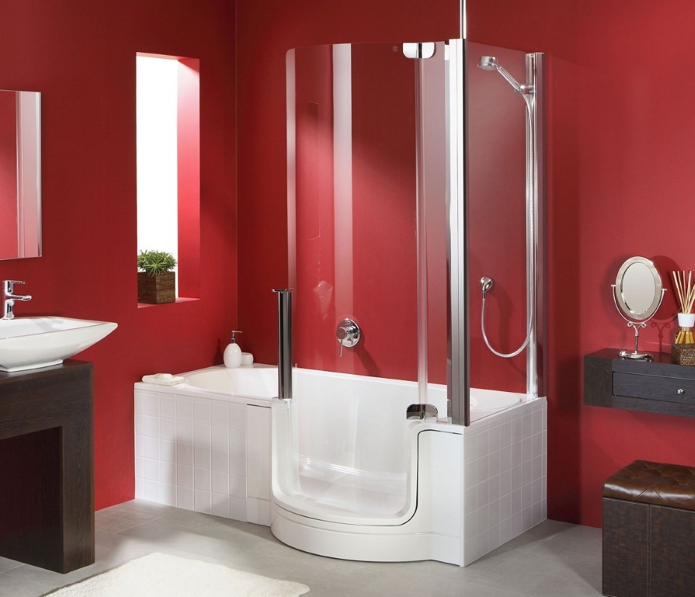 Красные стены в комнате с комбинированной ванной