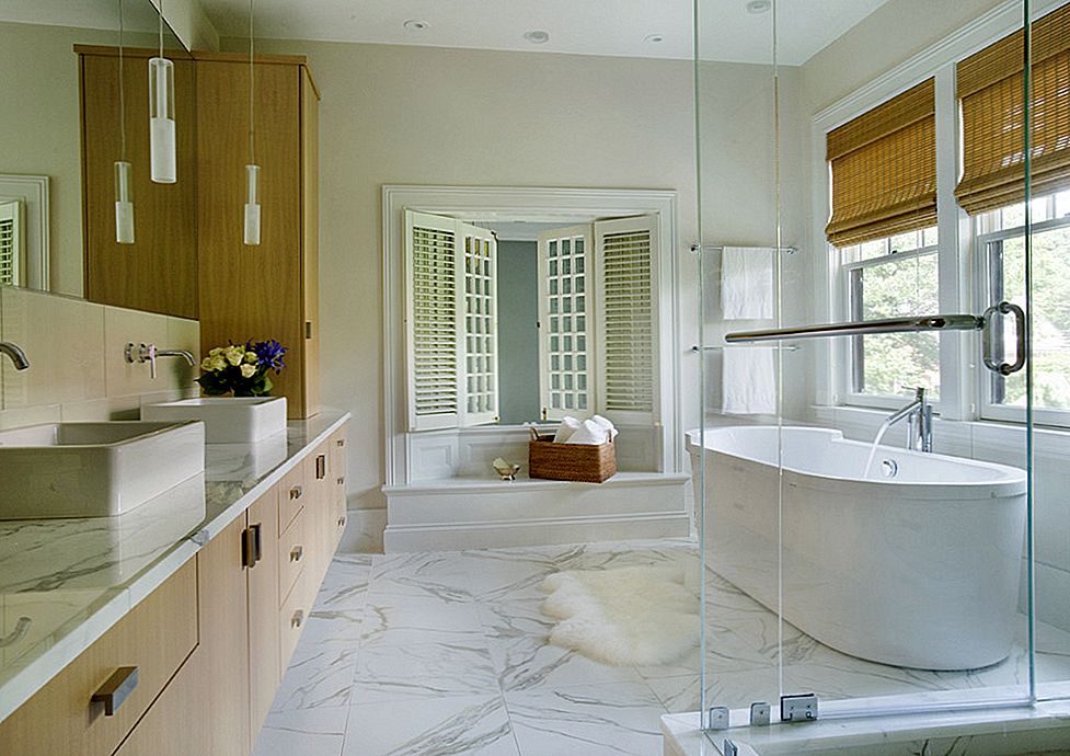 Мраморный пол в ванной с окнами
