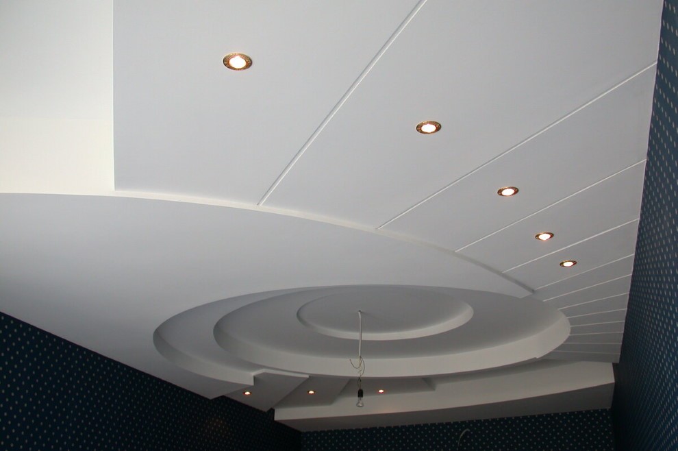 Точечные светильники на потолке из ПВХ-панелей