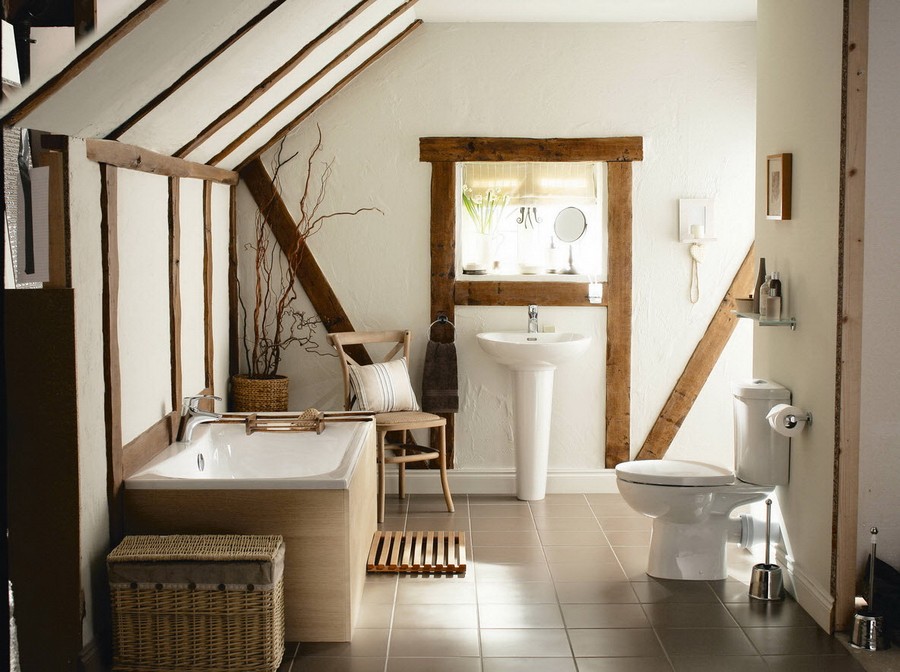 Ванная комната в стиле кантри в мансарде частного дома