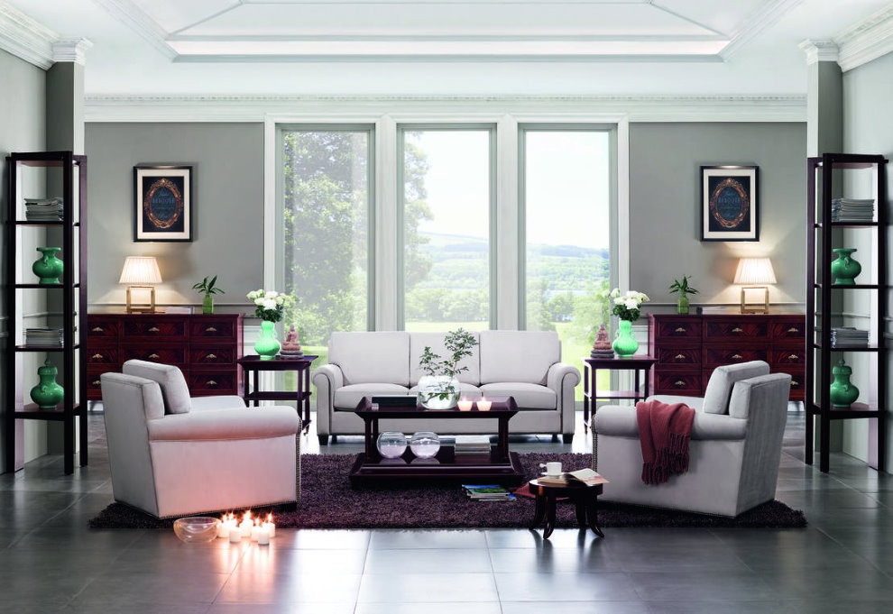 Симметричное расположение мебели в зале неоклассического стиля