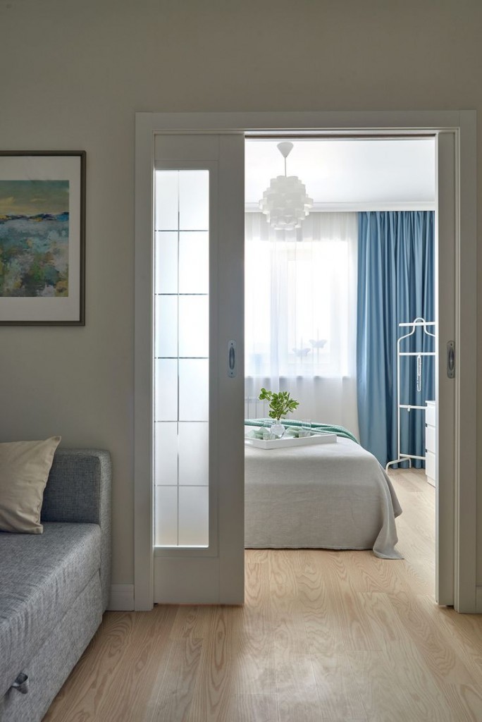 Белая раздвижная дверь между спальней и гостиной