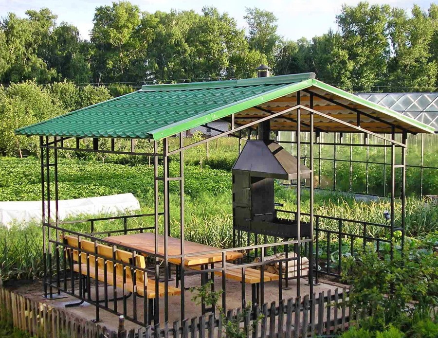 Садовая беседка с крышей из металлочерепицы