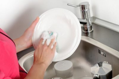 Мытье посуды в чужом доме, приметы