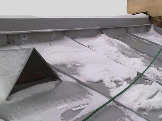 Крыша с вентиляционными отверстиями зимой