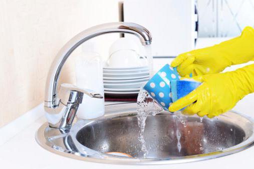 почему нельзя мыть посуду в гостях