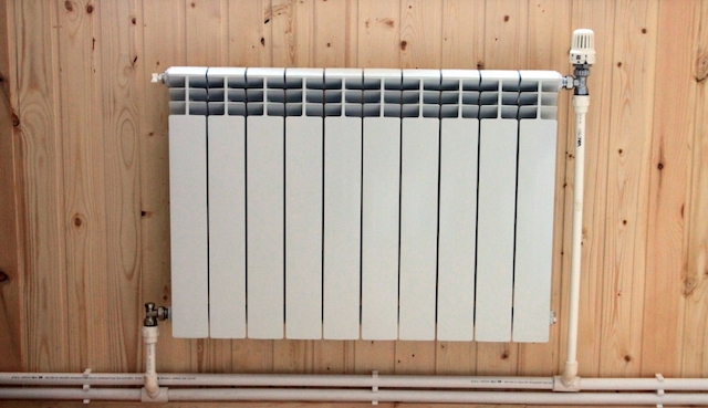 Алюминиевый радиатор в интерьере частного дома
