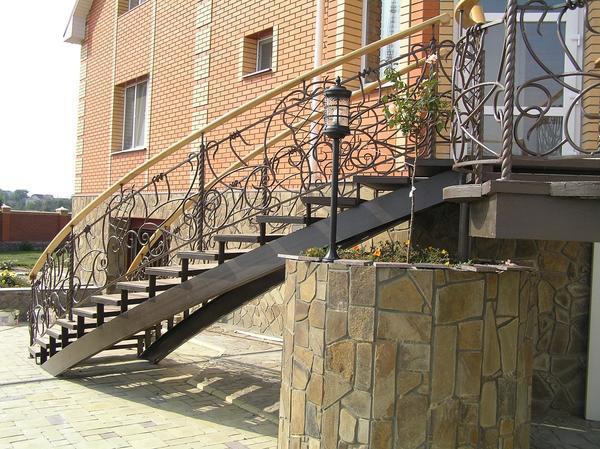 Входная лестница в дом, изготовленная из металла, отличается длительным сроком эксплуатации и надежностью 