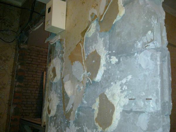 Если во время демонтажа старого покрытия осыпалась штукатурка, стены необходимо выровнять при помощи шпатлевки
