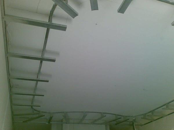 Как правило, перед установкой натяжного гипсокартонного потолка на металлический каркас делают точный чертеж