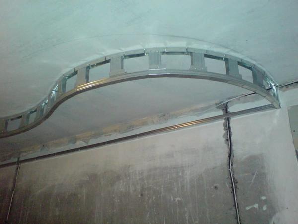 При выборе металлического каркаса под натяжной потолок стоит заранее продумать высоту планируемой конструкции