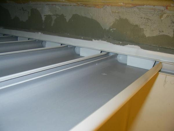 При монтаже реечного потолка важно правильно разметить места крепления несущих шин, от этого будет зависеть на сколько ровным будет ваш реечный потолок