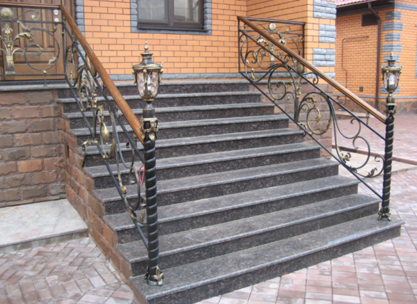Парадная лестница из бетона отлично подходит для дома, облицованного красным кирпичом 
