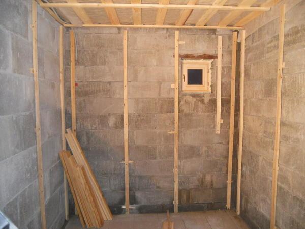 Работа по установке деревянной обрешетки складывается из разметки стен, нарезки реек и непосредственно их монтажа