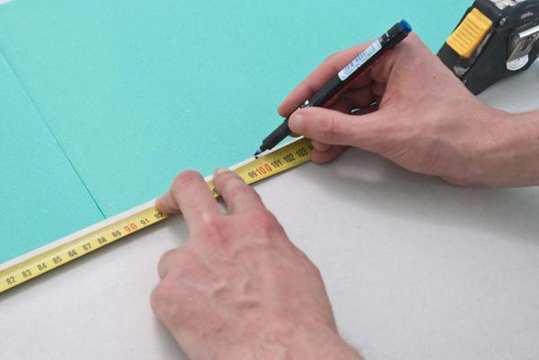 Правильно и ровно разрезать лист гипсокартона вам поможет грамотное нанесение разметки карандашом