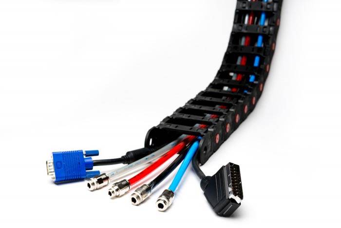 Гибкие изделия часто применяются в офисных помещениях, для проведения кабеля на сложных участках