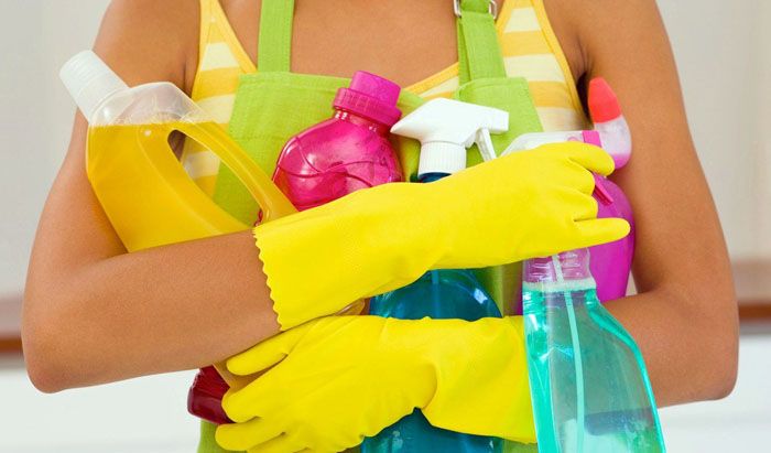Для уборки можно взять средства для мытья посуды, спреи, мыльный раствор