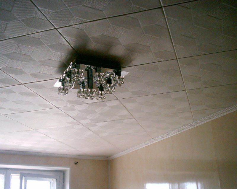 Диагональный способ оклейки плитки на потолке