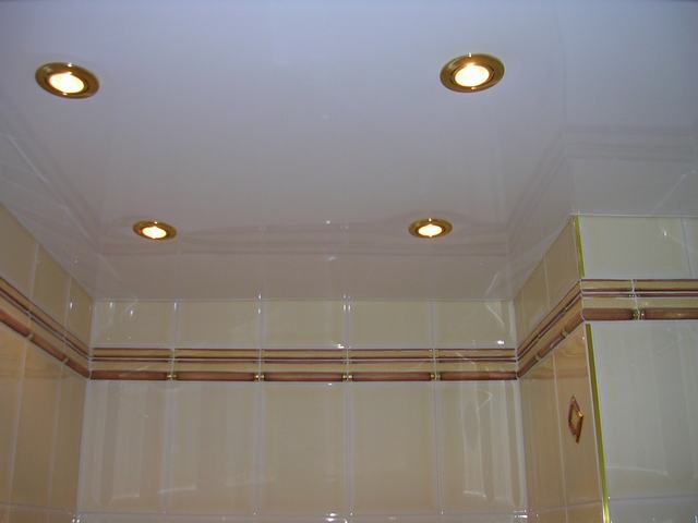 отделка потолка в ванной