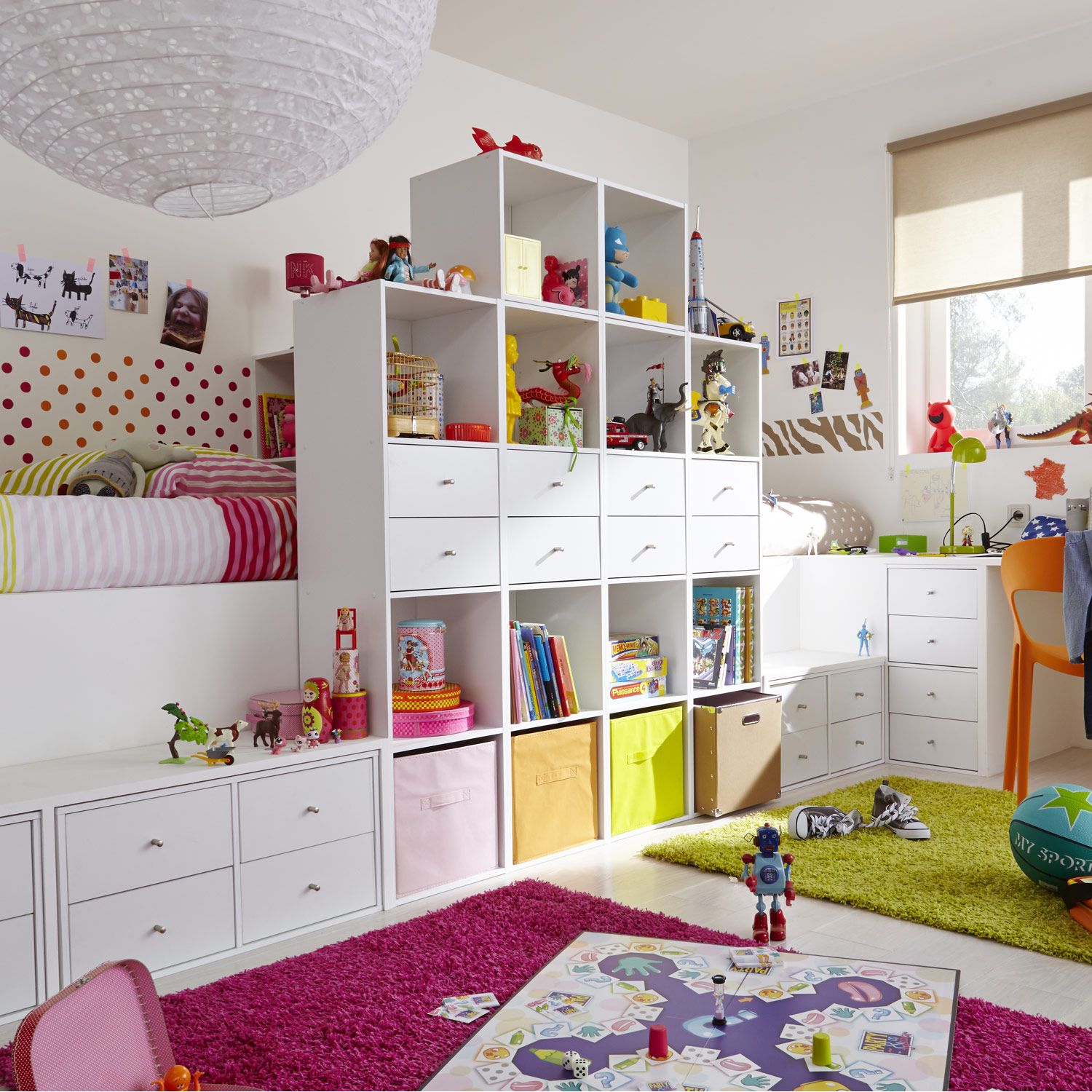 Детская комната со стеллажами