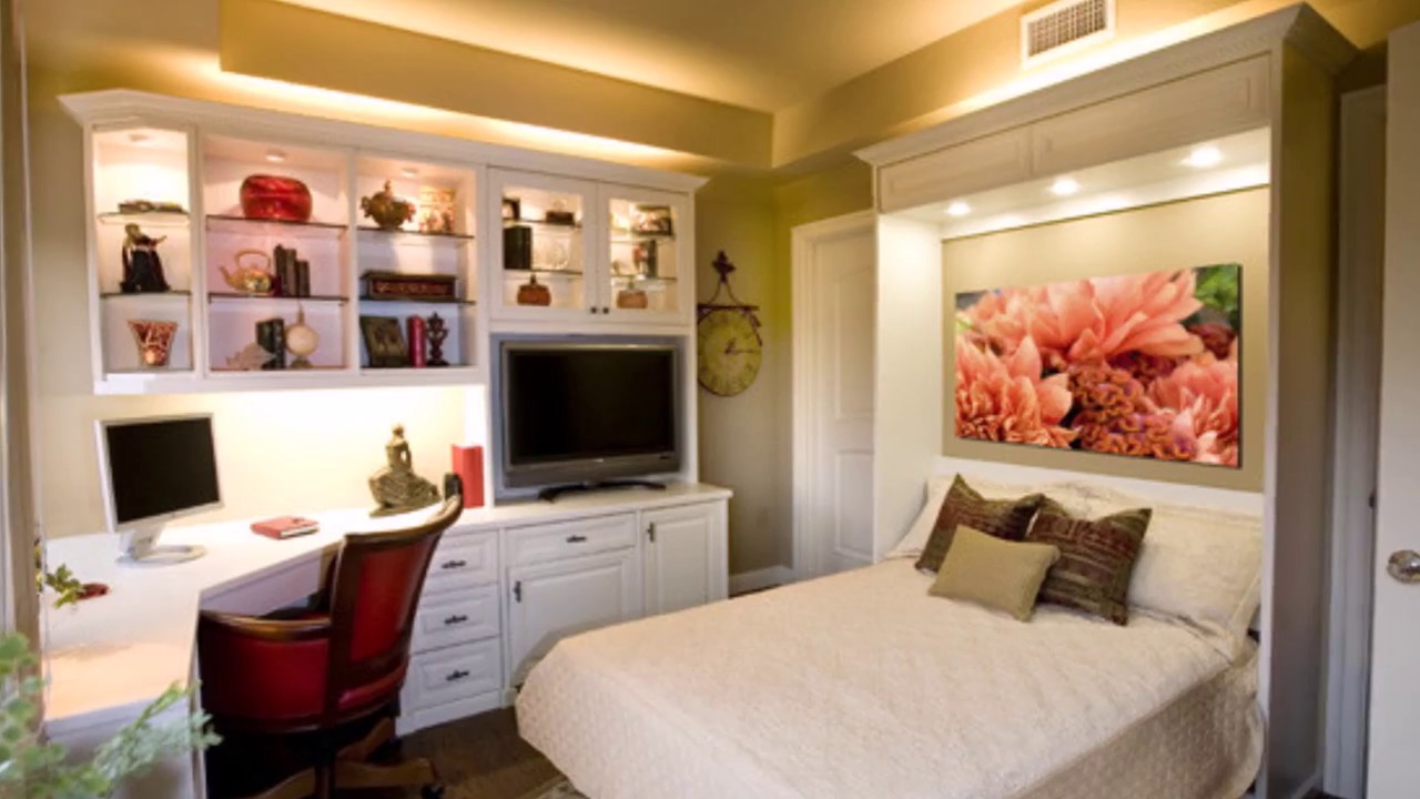Спальная комната с кроватью телевизором и шкафами