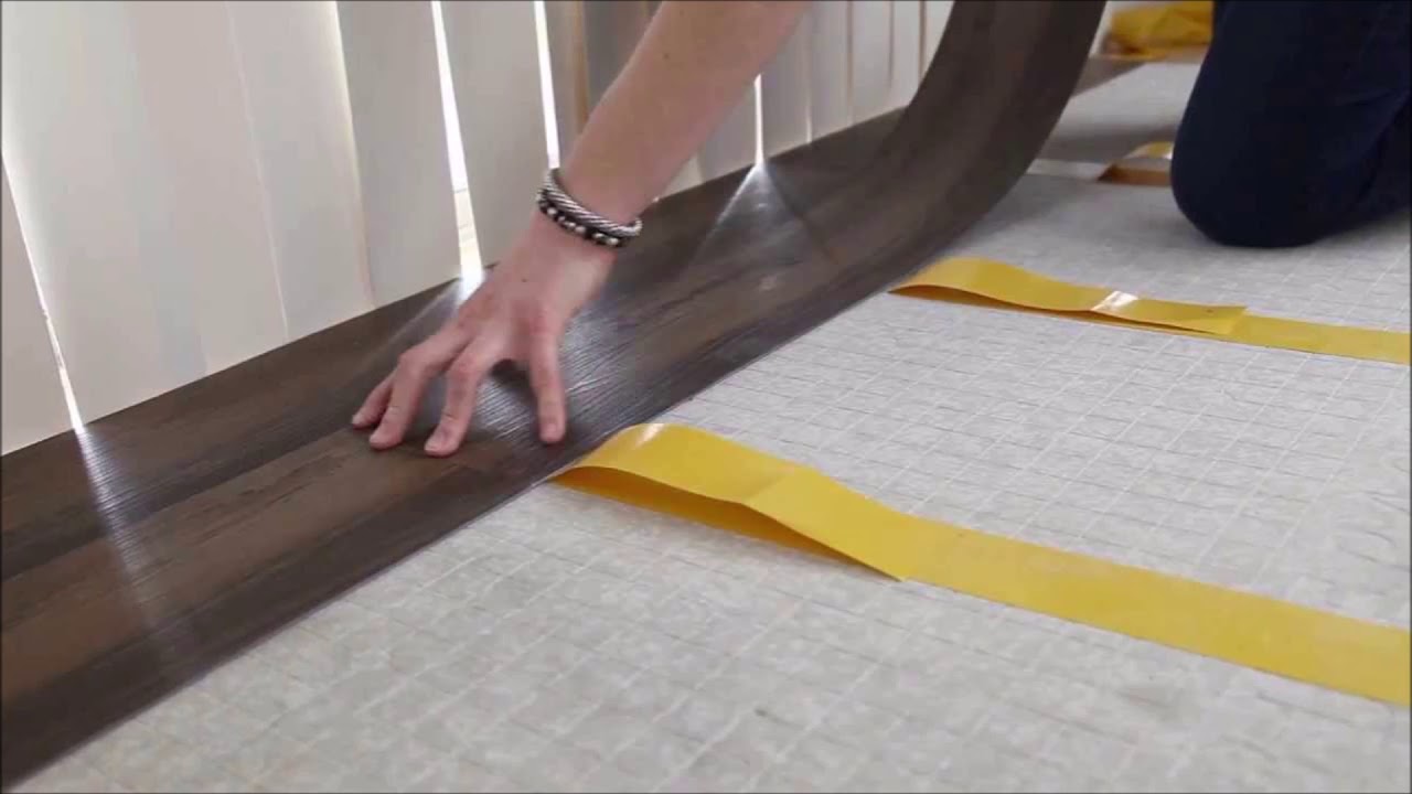 Как стелить линолеум видео на деревянный пол: Как правильно стелить .