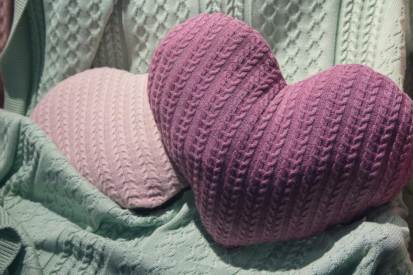 Романтичные подушки из старых свитеров