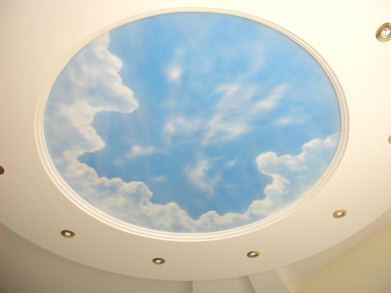 Нарисовать облака на потолке можно с помощью двух губок и краски
