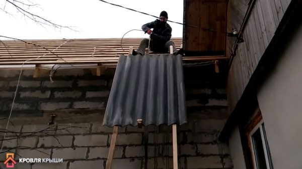 Подъем шифера на крышу