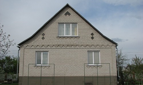 Кирпичный дом с фронтоном