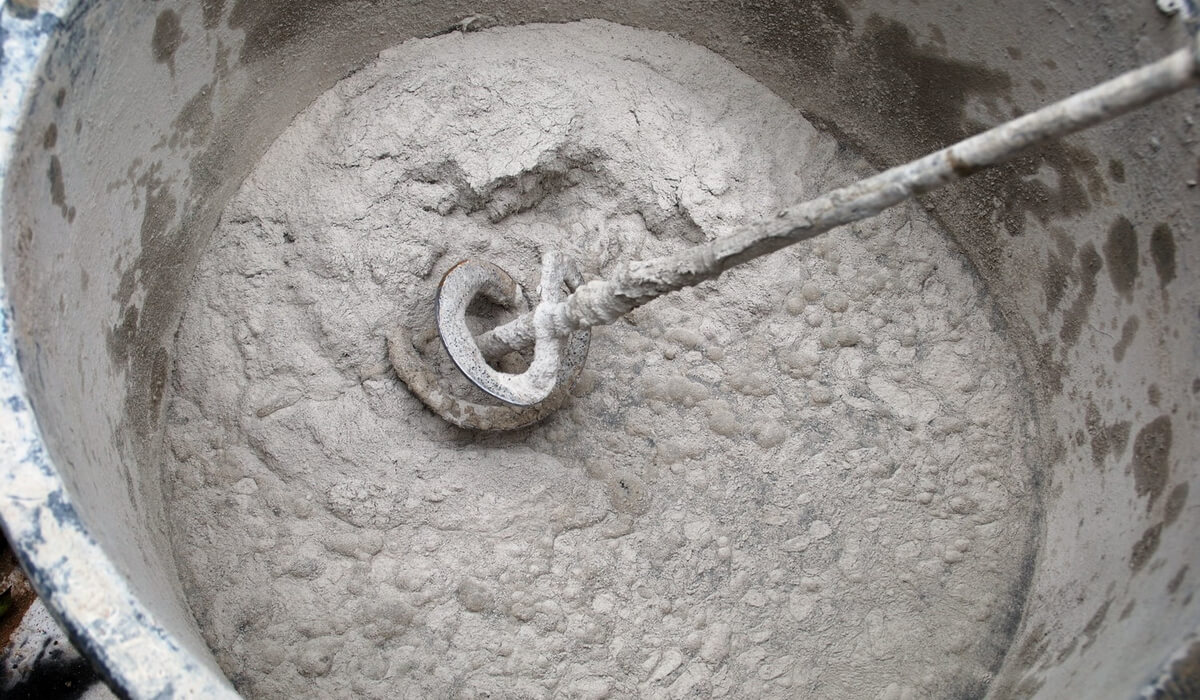 замешивание цементной штукатурки в ручную