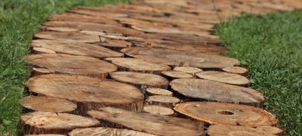 Дорожка из деревянных спилов на дачном участке