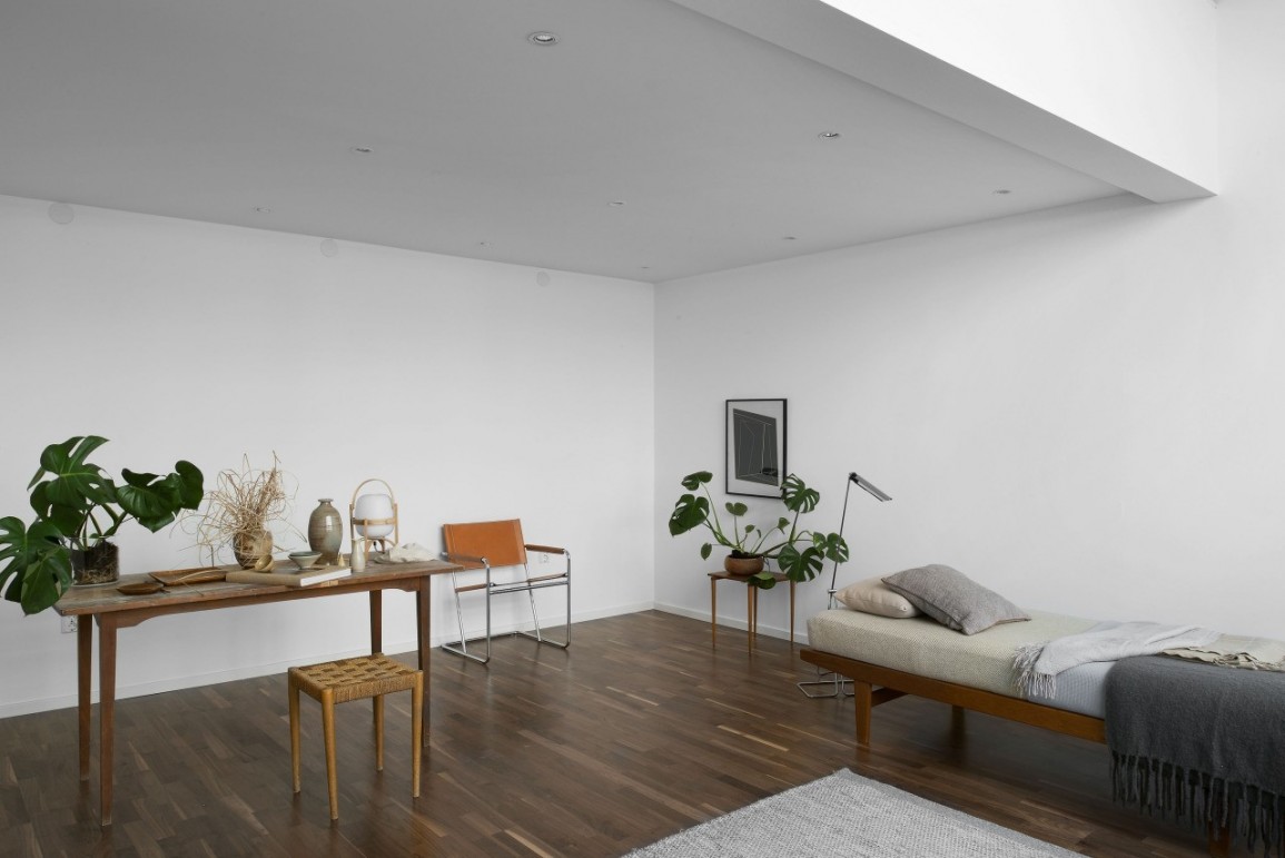Минимум мебели в комнате в стиле конструктивизм