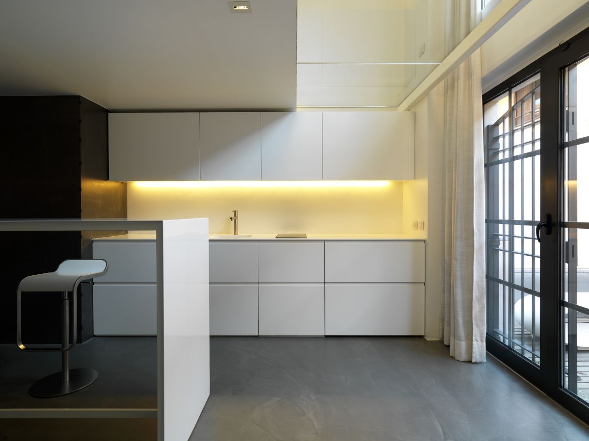 Подсветка над фартуком в интерьере кухни в стиле конструктивизм