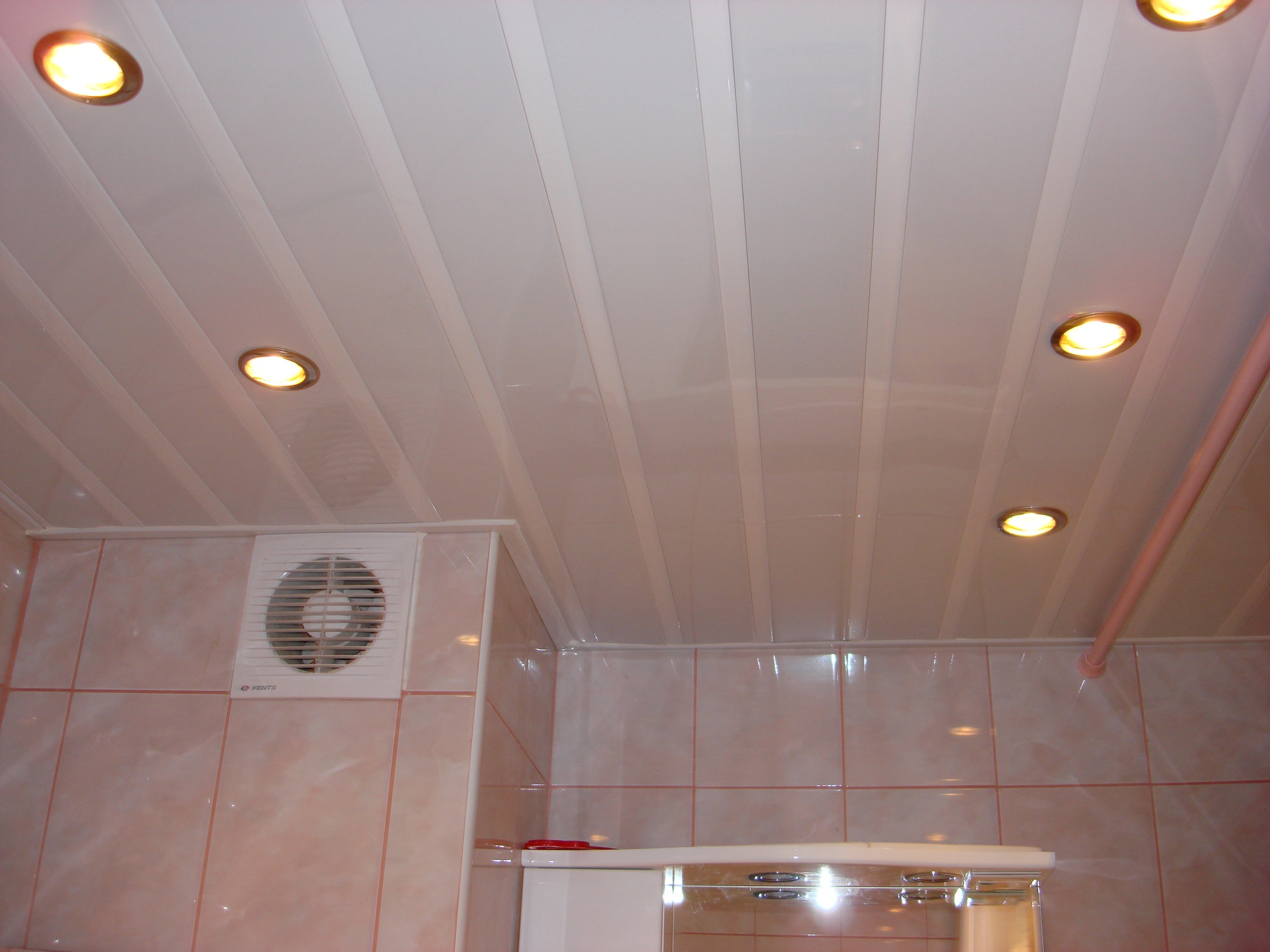 Ремонт туалета панелями на потолке