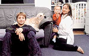 БУДУЩИЕ ЖИТЕЛИ ВАЛЕНТИНОВКИ: Евгения Добровольская с младшим сыном Яном, средним - Николаем, а также любимцем семьи - лабрадором Зорге