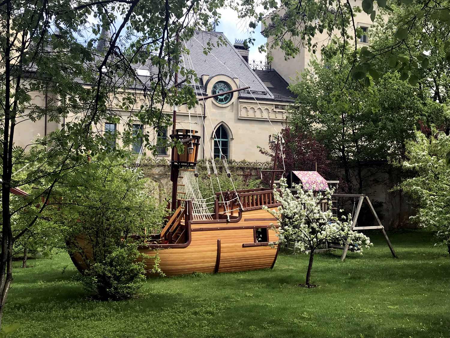 Пиратский корабль для детей установили на заднем дворе