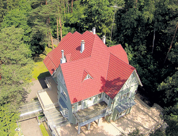 Долгие годы певец снимал этот дом недалеко от замка ПУГАЧЁВОЙ и ГАЛКИНА