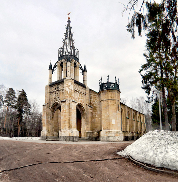 Церковь Петра и Павла в Шуваловском парке построена в 1831 - 1840 гг. по проекту Александра Брюллова