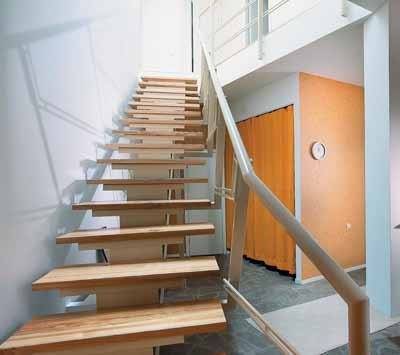 Не стоит думать, что железные лестницы для дома это – «звон металла», в вашем распоряжении вся гамма отделочных материалов, но основа всего – конструкция из железа