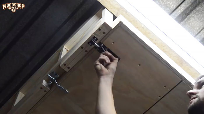 Как сделать подвесные полки в гараже или мастерской которые не занимают место