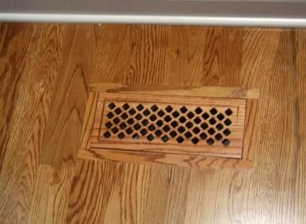 Вентиляционная решетка в полу деревянного дома