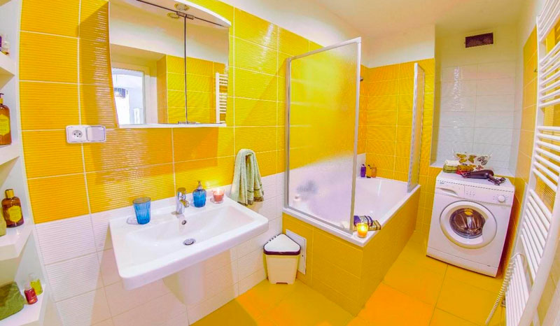Ванная отделанная желтой плиткой