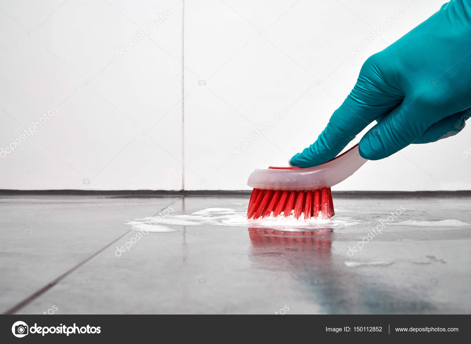 очистить плитку на полу от грязи:  отмыть напольную плитку от .