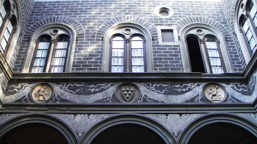 Флорентийское окно, дворец Медичи.